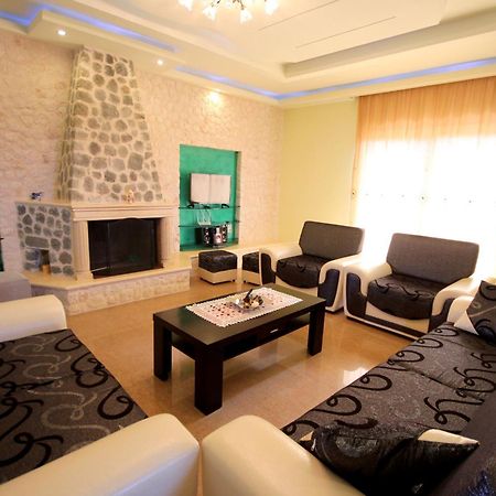 Mihal Suites Саранде Екстериор снимка