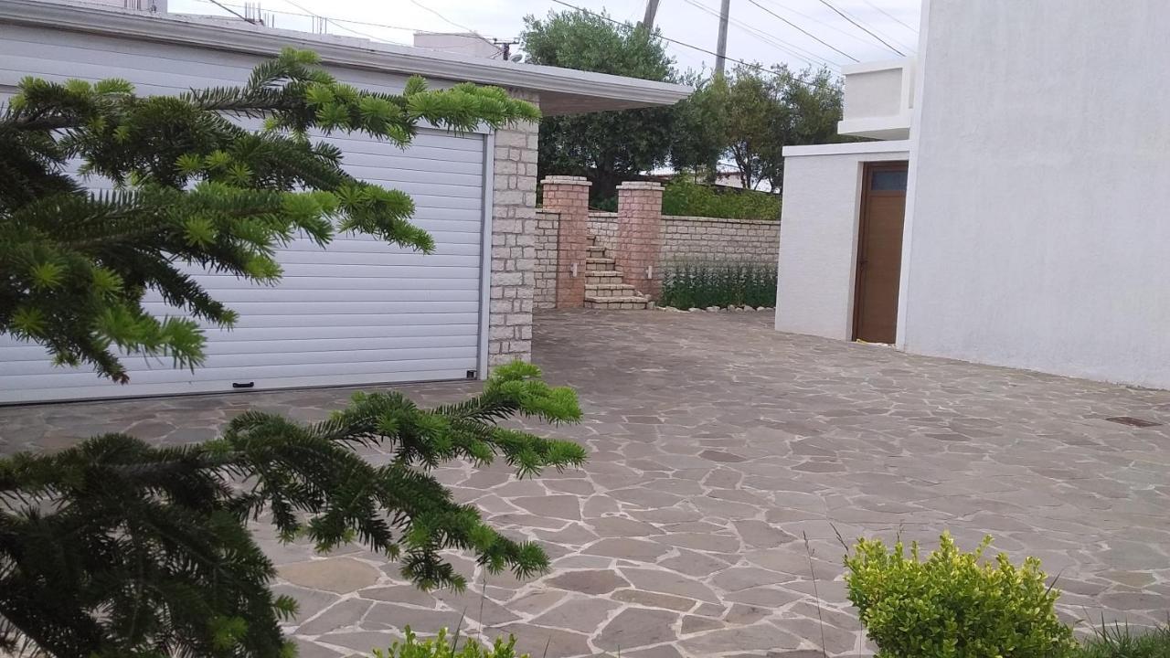 Mihal Suites Саранде Екстериор снимка