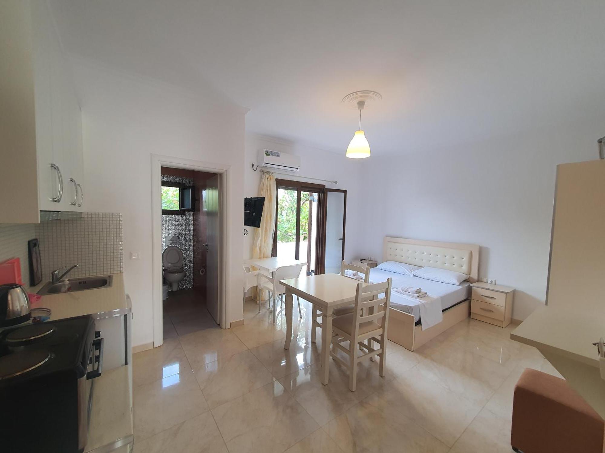 Mihal Suites Саранде Екстериор снимка