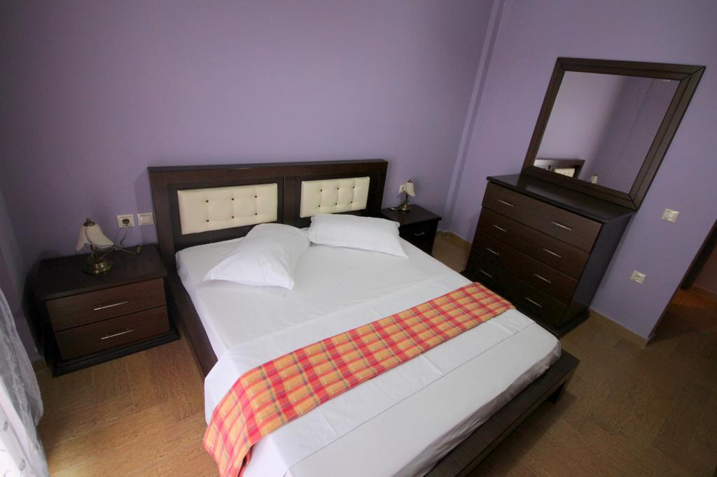 Mihal Suites Саранде Екстериор снимка