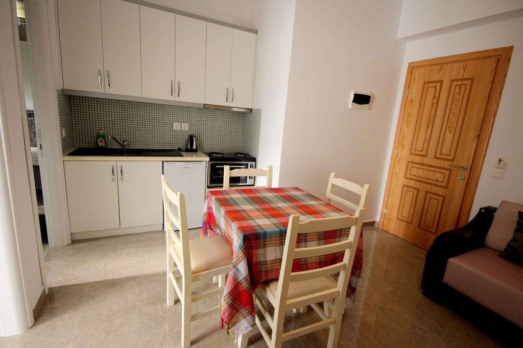 Mihal Suites Саранде Екстериор снимка
