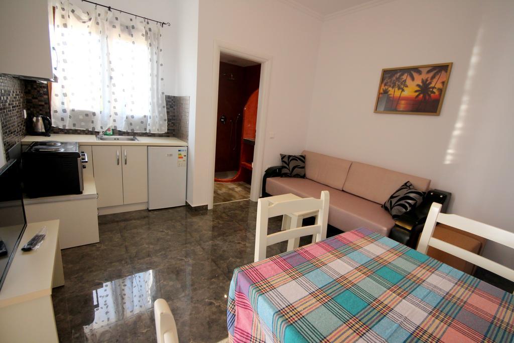 Mihal Suites Саранде Екстериор снимка