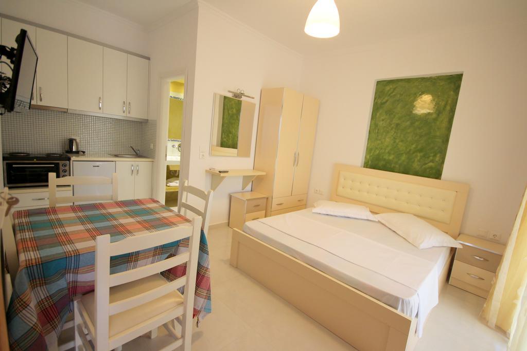 Mihal Suites Саранде Екстериор снимка