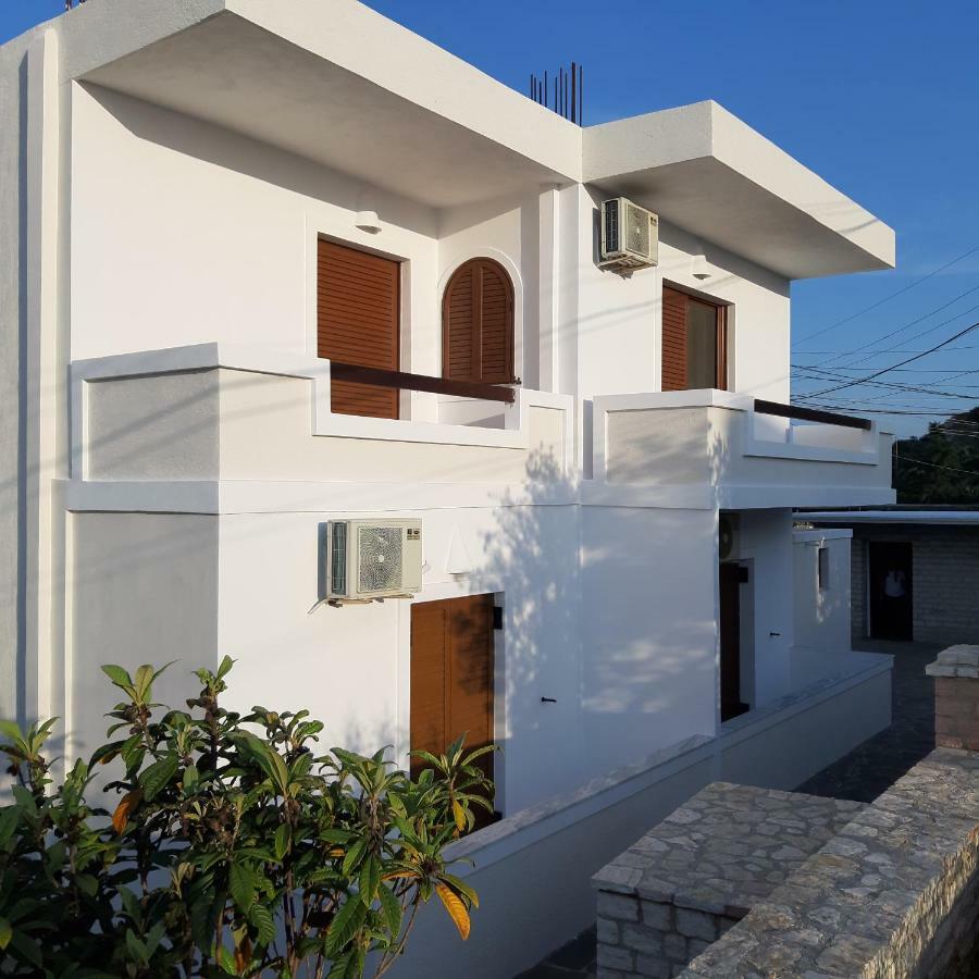 Mihal Suites Саранде Екстериор снимка